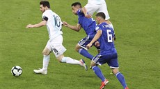 Argentinský kapitán Lionel Messi (vlevo) upaluje dopředu v duelu s Paraguayí. Argentinský kapitán Lionel Messi (vlevo) upaluje dopředu v duelu s Paraguayí.