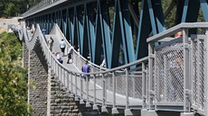 Cyklistům a pěším začala sloužit nová lávka pod železničním mostem přes... Cyklistům a pěším začala sloužit nová lávka pod železničním mostem přes...