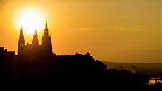 Svítání nad Praským hradem o horkém dni 26. ervna 2019