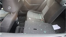 Policisté vyšetřují krádež pěti milionů korun z modré Škody Octavia, kterou... Policisté vyšetřují krádež pěti milionů korun z modré Škody Octavia, kterou...