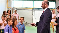 Ministr školství Robert Plaga předal vysvědčení žákům prvních a devátých tříd... Ministr školství Robert Plaga předal vysvědčení žákům prvních a devátých tříd...