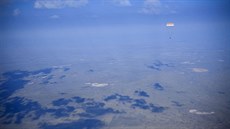 Kosmická lo Sojuz MS-11 pistává v kazaské stepi s trojicí vesmírných...