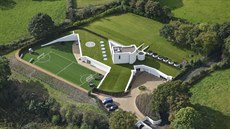 Vila Steppingstone v anglickém hrabství Cheshire, která je částečně maskovaná a... Vila Steppingstone v anglickém hrabství Cheshire, která je částečně maskovaná a...