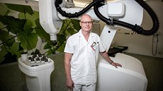 Přednosta onkologie Jakub Cvek s dosluhujícím ozařovacím přístrojem. Přednosta onkologie Jakub Cvek s dosluhujícím ozařovacím přístrojem.