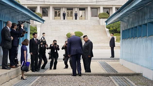 Donald Trump pi historickm momentu vstupu prvnho americkho prezidenta na severokorejsk zem (30. ervna 2019)