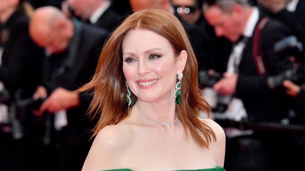 Nen dvod se bt vraznjch tn. Jak vidte na bosk Julianne Moore, i kdy vm je pes 50 let, zrzav vm bude sluet.