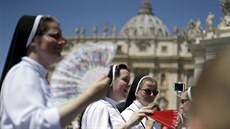 Vatikánské jeptišky se ovívají na svatopetrském náměstí ve Vatikánu. (30.... Vatikánské jeptišky se ovívají na svatopetrském náměstí ve Vatikánu. (30....