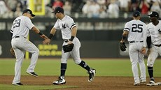 Baseballisté New York Yankees slaví vítězství nad Bostonem Red Sox při premiéře... Baseballisté New York Yankees slaví vítězství nad Bostonem Red Sox při premiéře...