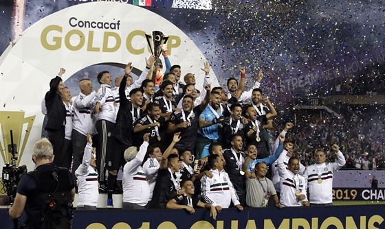 Mexití fotbalisté slaví triumf ve Zlatém poháru.