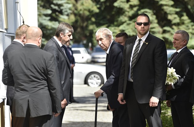 Prezident Milo Zeman (tvrtý zprava) pichází 3. ervence 2019 ve Sluovicích...