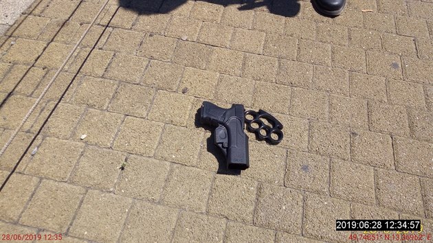 Mu ozbrojený boxerem a plynovou pistolí ohrooval v Plzni kolemjdoucí.