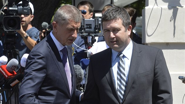 Zleva předseda vlády Andrej Babiš (ANO) a vicepremiér Jan Hamáček odcházejí po... Zleva předseda vlády Andrej Babiš (ANO) a vicepremiér Jan Hamáček odcházejí po...