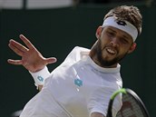Jiří Veselı během třetího kola Wimbledonu, ve kterém se utkal s Benoitem Pairem...