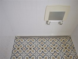 Vanu v koupeln nahradil praktitjí sprchový kout. 