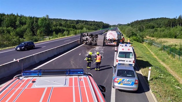 Na dlnici D6 se pevrtila cisterna pevejc naftu. (3. ervence 2019)