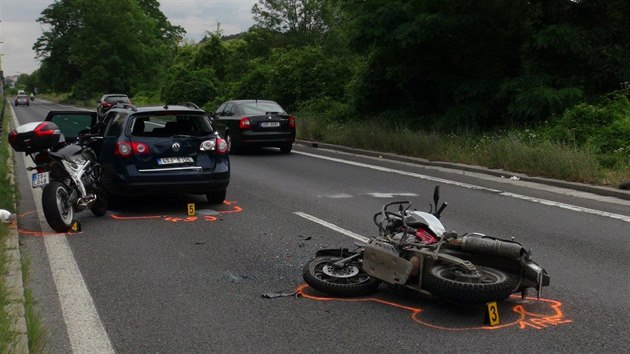 Motorki na Strakonick ped Barrandovskm mostem krtce ped pl devtou nedobrzdili ped prudce zastavujc kolonou aut a do jednoho z nich zezadu narazili. (9. ervence 2019)