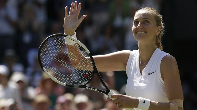 Petra Kvitov se raduje z postupu do tetho kola Wimbledonu.