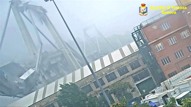 Italsk prokuratura povolila zveejnn videa zachycujcho pd Morandiho mostu v Janov, pi nm loni v srpnu zemelo 43 lid.
