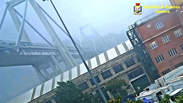 Italsk prokuratura povolila zveejnn videa zachycujcho pd Morandiho mostu v Janov, pi nm loni v srpnu zemelo 43 lid.