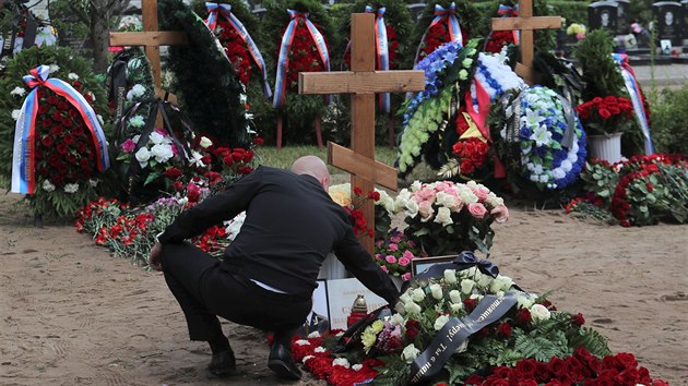 V Petrohradu pohbili 14 ruskch nmonk, kte zahynuli pi poru ruskho batyskafu Loarik v Barentsov moi. (6. ervence 2019)