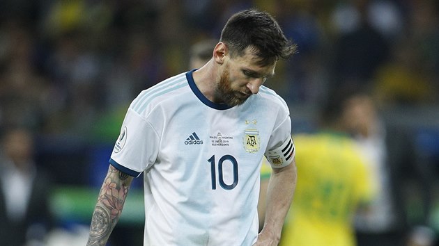Zklaman Lionel Messi po vyazen v semifinle turnaje Copa Amrica. Argentina podlehla Brazlii.