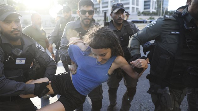 Izraelsk policie v Tel Avivu zatk enu, kter pila na protest meniny etiopskch id. (3. ervence 2019)