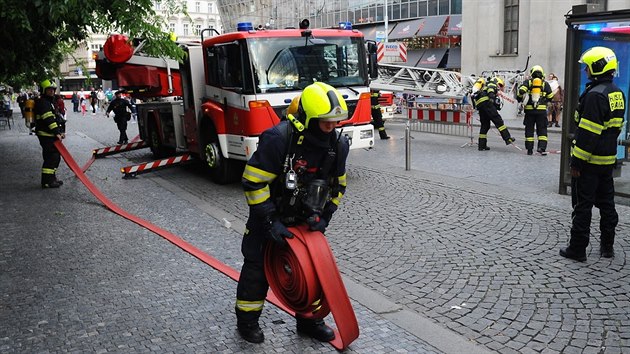 Prat hasii zasahovali u poru travnho porostu na stee obchodnho centra (7.7.2019)