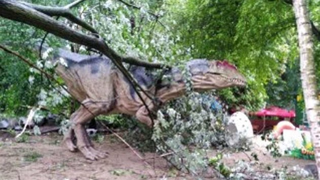 Vykovsk DinoPark musel po pondln bouce na jeden den zavt kvli popadanm stromm a vpadku proudu.