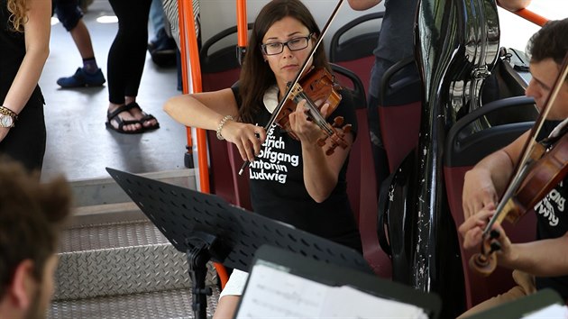 Cestujc v tramvaji brnnsk filharmonie si mohli v pondl ut jzdu za poslechu vn hudby.
