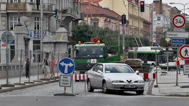 V prvn przdninov den zaala oprava povrchu Wilsonova mostu na Americk td v Plzni.