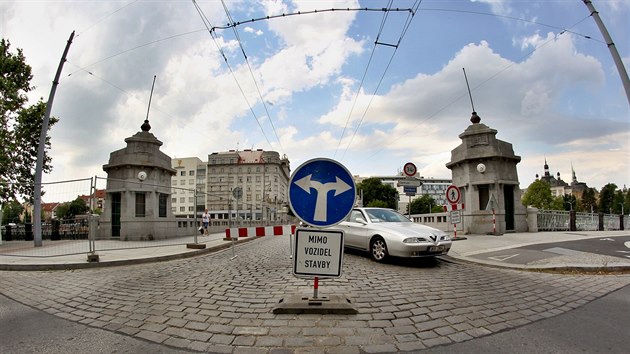 V prvn przdninov den zaala oprava povrchu Wilsonova mostu na Americk td v Plzni.