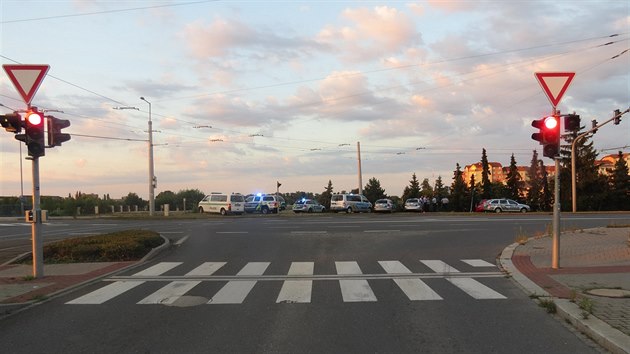 Snmek z policejnho zsahu kvli zdrogovanmu idii, kter pi honice s polici havaroval s ukradenm autem na Velkomoravsk ulici v Olomouci (3. ervence 2019)