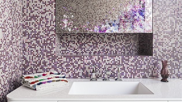 Zajmavost v dtsk koupeln je koupelnov zrcadlo s kvtinovmi vzory po stranch, ktermi ho run ozdobila britsk vtvarnice a designrka Ruth Parkerov.