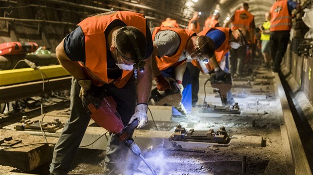 Na trase metra C mezi Kaerovem a Praskho povstn se v tchto dnech mn kolejov prace. Oprava prvn den zpsobila komplikace v doprav (2. 7. 2019)