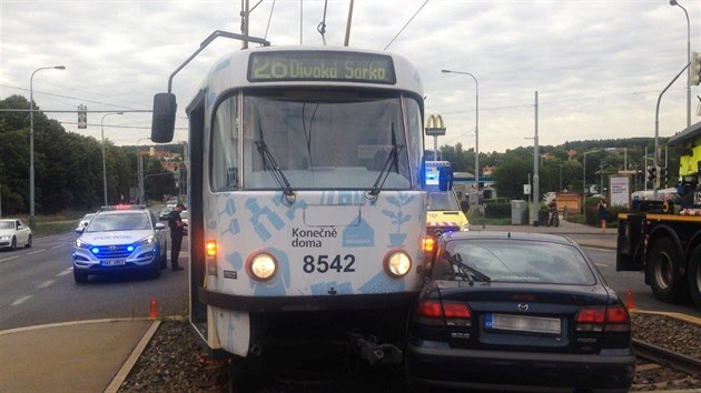 Nehoda tramvaje s osobním autem v Hostivaři. (3. 7. 2019)