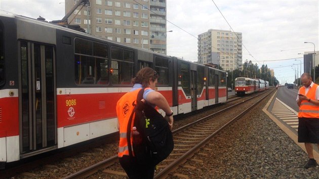 Nehoda tramvaje s osobním autem v Hostivaři. (3. 7. 2019)