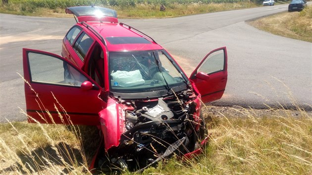 U slavi na Kutnohorsku se srazilo osobn auto s dodvkou. (4. 7. 2019)