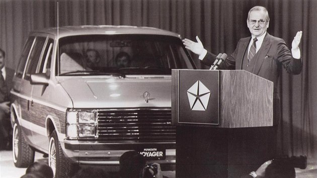 Lee Iacocca vroce 1984 pedstavuje Plymouth Voyager, zakladatele kategorie minivan, u ns znmch jako MPV.