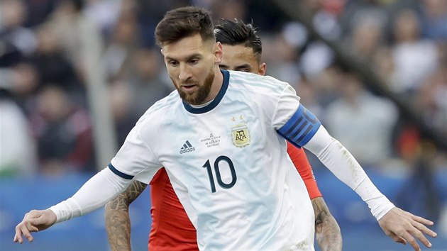 Argentinsk kapitn Lionel Messi v duelu s Chile