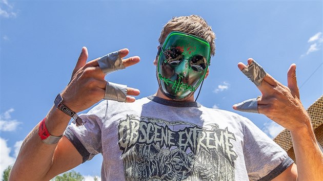 Hudební festival Obscene Extreme na trutnovském bojišti začal soutěžemi v jízdě v kontejneru, pojídání chilli papriček, pití nápoje, po kterém se zvrací a v mlácení rákoskou, bičem nebo páskem.