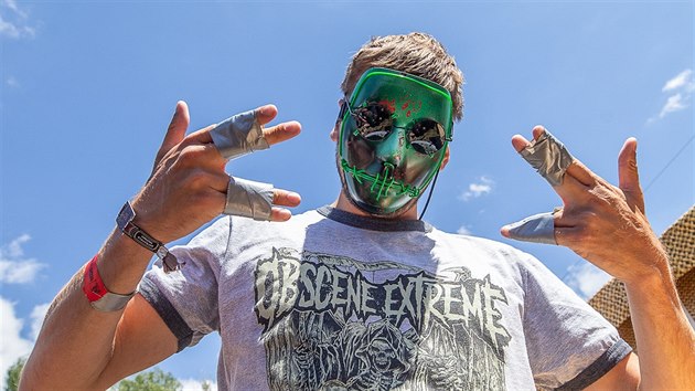 Hudebn festival Obscene Extreme na trutnovskm bojiti zaal soutemi v jzd v kontejneru, pojdn chilli papriek, pit npoje, po kterm se zvrac a v mlcen rkoskou, biem nebo pskem.