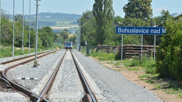 Na ndra v Bohuslavicch nad Metuj nejsou zven nstupit, ale jen udusan trk mezi kolejemi.