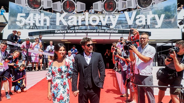 Casey Affleck se spolu se svou pítelkyní Florianou Limou prochází po...