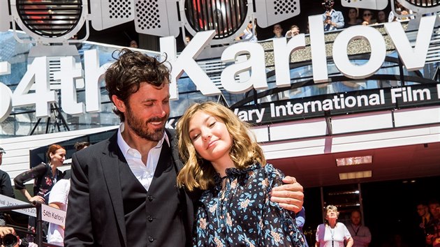 Casey Affleck a Anna Pniowski na erveném koberci karlovarského festivalu (30....