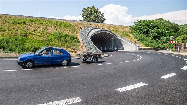 Opravenm viaduktem v Krn na pedmst Novho Msta nad Metuj mohou auta jezdit obousmrn.