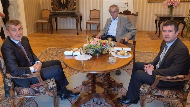 Prezident Milo Zeman (uprosted) se 4. ervence 2019 na zmku v Lnech setkal s premirem Andrejem Babiem (vlevo).