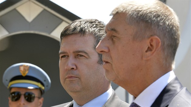 Vicepremir Jan Hamek (uprosted; SSD) a pedseda vldy Andrej Babi (vpravo; ANO) hovo s novini po setkn s prezidentem Miloem Zemanem 4. ervence 2019 na zmku v Lnech.