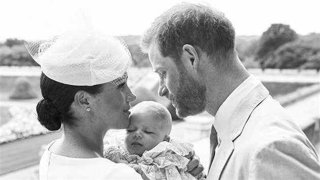 Vvodkyn Meghan, princ Harry a jejich syn Archie Harrison Mountbatten-Windsor (Windsor, 6. ervence 2019)