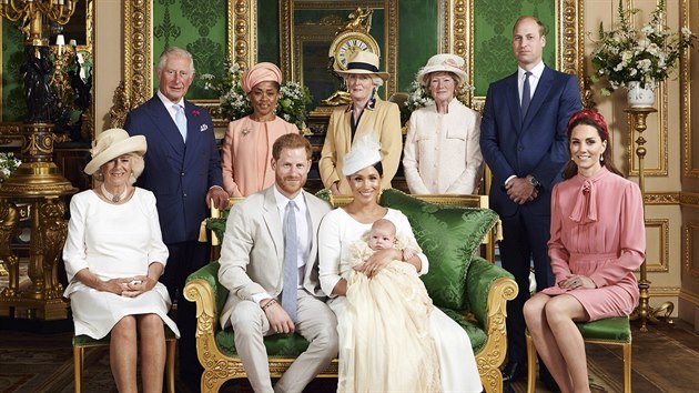 Vvodkyn Camilla, princ Charles, Doria Raglandov, lady Jane Fellowesov, lady Sarah McCorquodaleov, princ William, vvodkyn Kate, princ Harry a vvodkyn Meghan na ktinch Archieho Harrisona Mountbatten-Windsora (Windsor, 6. ervence 2019)