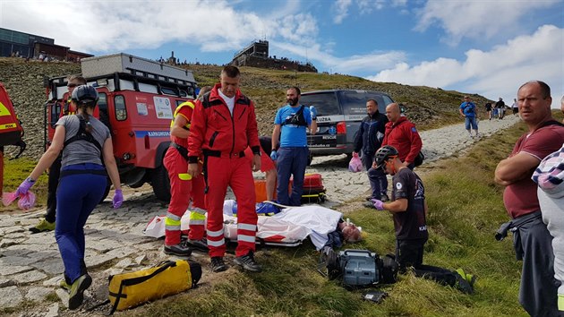 Resuscitaci starho mue na Jubilejn cest na Snku m za sebou Horsk sluba i polsk GOPR, pomohl defibriltor od Hradeckho kraje. (7. ervence 2019)